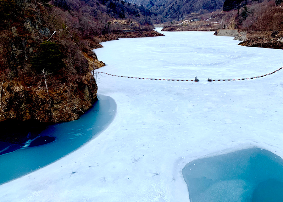 シマブルーの美しさがのぞく冬の四万ダム