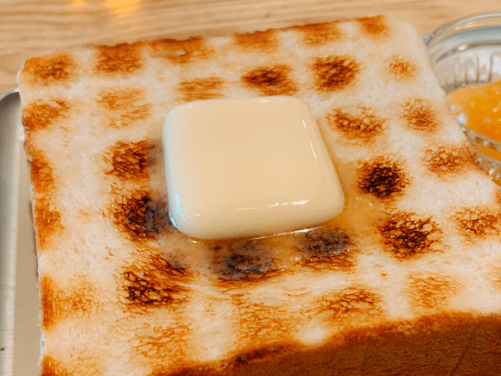 炭焼きで焼かれた美味しいトースト